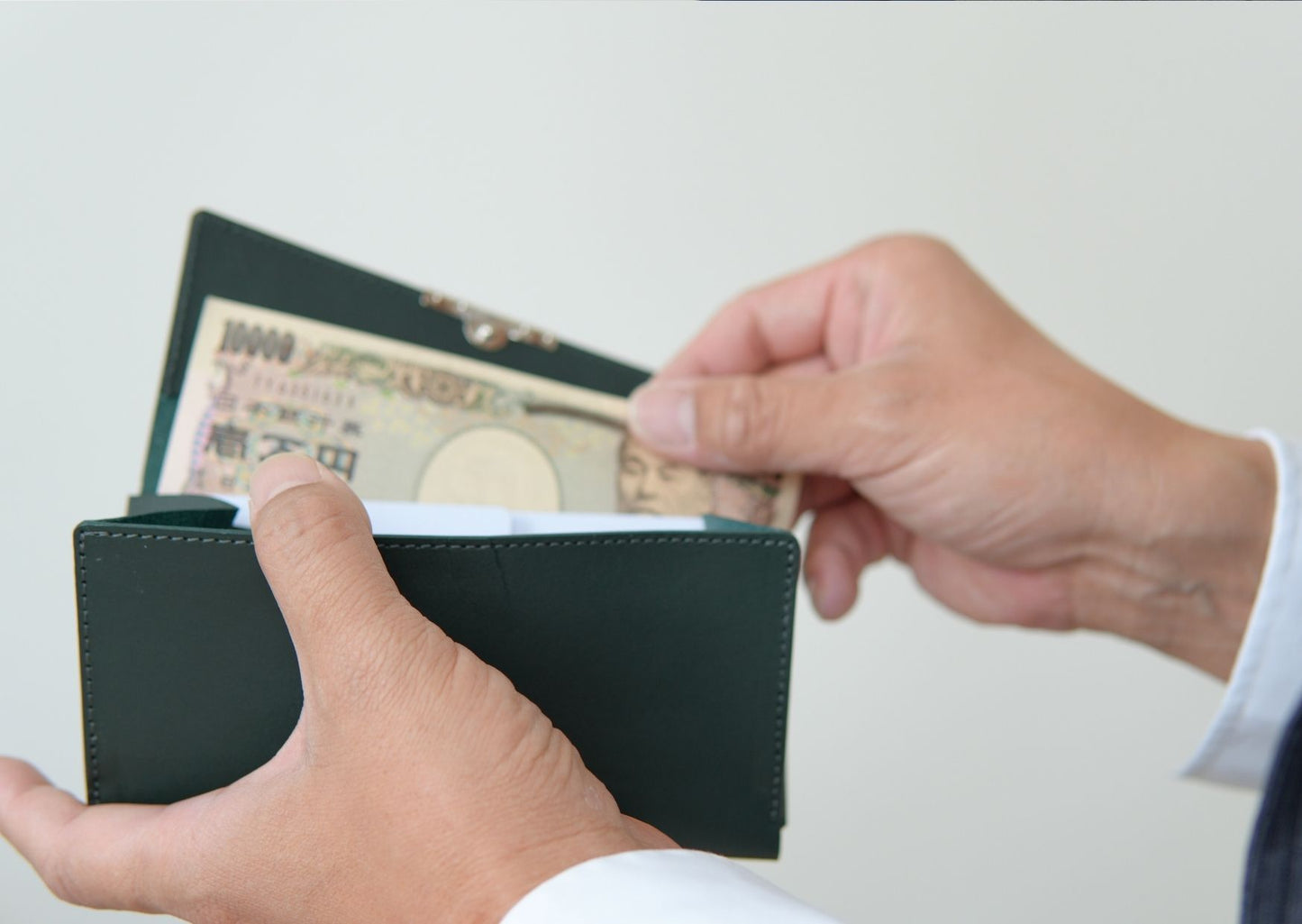 最小クラスの本革長財布 soallet｜お札を折らずに収納・超スリム大容量ミニ財布｜日本製ヌメ革財布