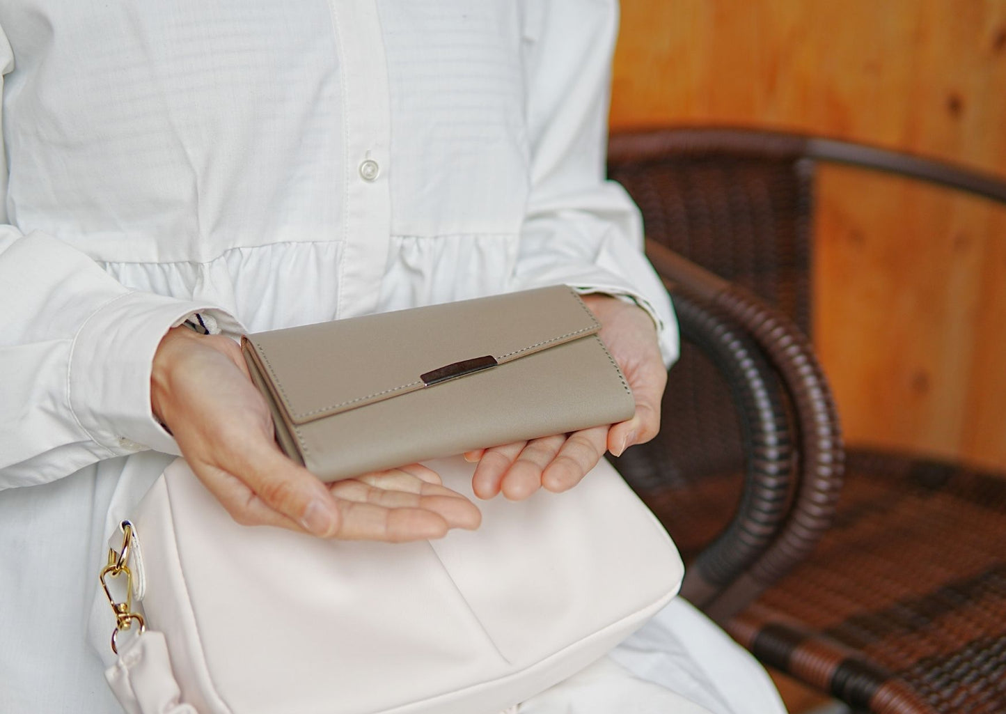 最小クラスの本革長財布 soallet｜お札を折らずに収納・超スリム大容量ミニ財布｜日本製ヌメ革財布